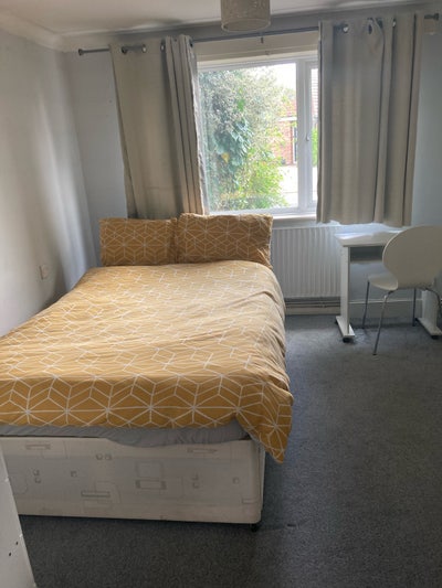 Ensuite double room Twickenham  tw2 Main Photo