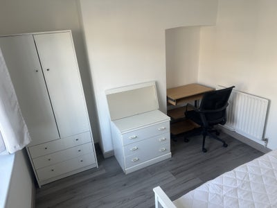 Furnished Single Room Available – CB1 Main Photo