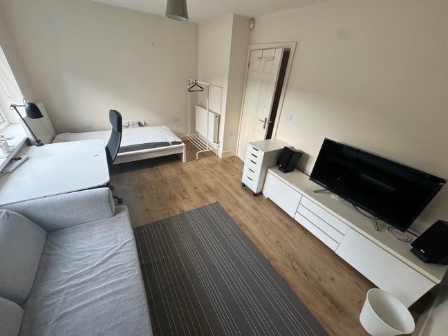 Large Room, SE3 (Zone 3), Kidbrooke Main Photo