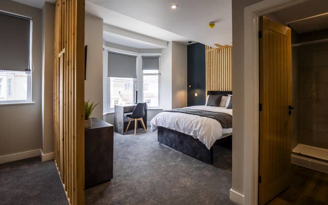 🤩 Huge Luxury En-Suite Room (170Cr) Main Photo