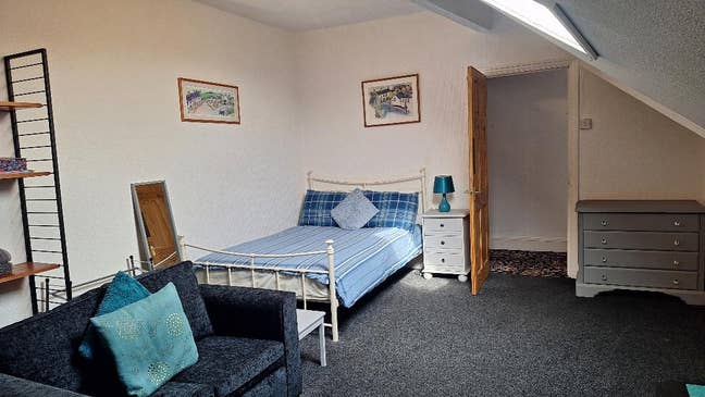 LARGE Double in TOWN with Kitchen & Bathroom.  Main Photo