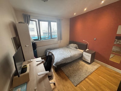 Spacious Double Bedroom on Commercial Road Main Photo