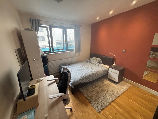 Spacious Double Bedroom on Commercial Road Main Photo