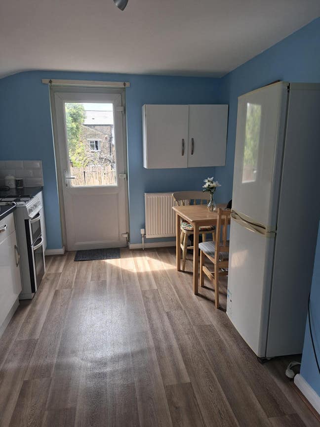 A  spacious double bedroom to let in Peckham Main Photo