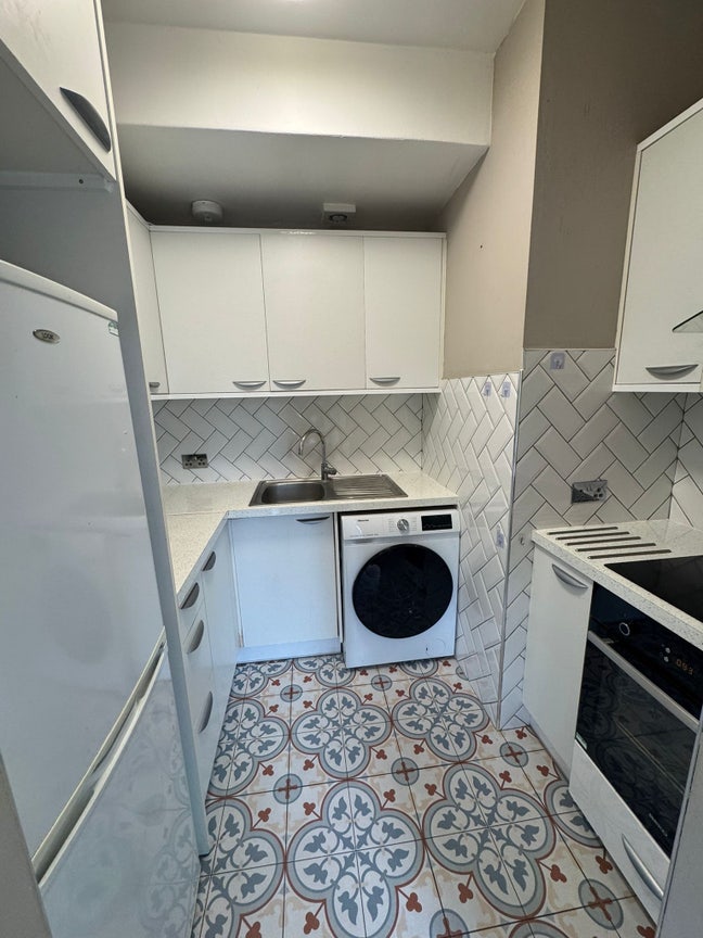 2 bed flat, 2 mins All Saints DLR, Chrips St marke Main Photo