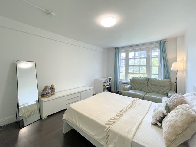 1 En-Suite or  2  Doubles - Living Room Property  Main Photo