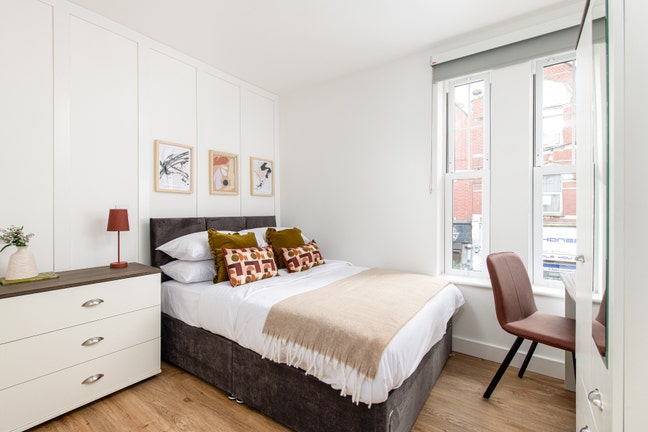 SHORT LET (3 July - 31 Aug): Modern En-Suite Room  Main Photo