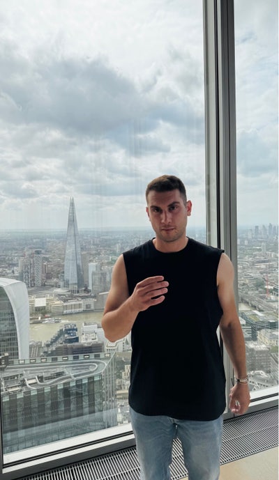 Professional Male seeks a single or double room Main Photo