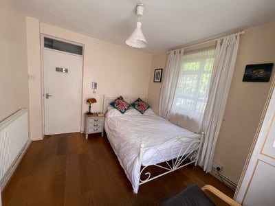 Spacious, sunny and quiet room with study space  Main Photo