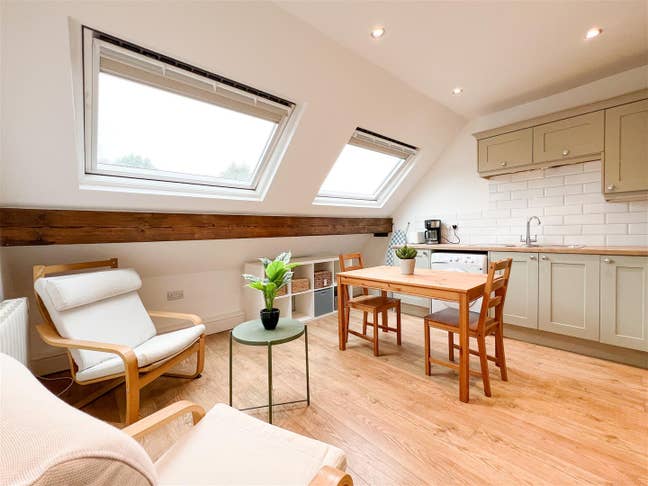 2 Bedroom Flat Available 1 Month August Only Main Photo