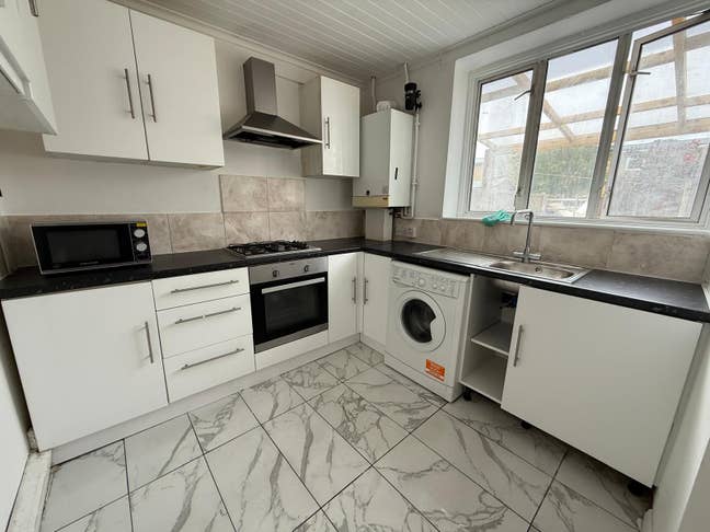 4-bedroom House in Stepney Green Main Photo