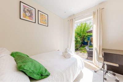 SHORT LET - Double garden room with cabin Main Photo