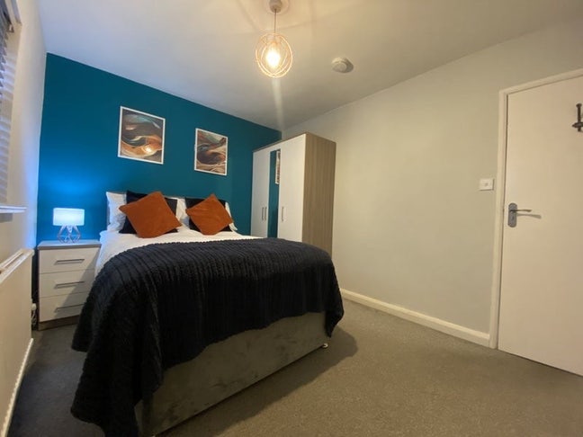 Great Location Modern Professional Hse All Bill in Main Photo