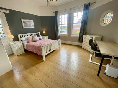 Beautiful double room overlooking park Main Photo