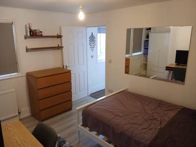 Quiet double En Suite room in Wooburn Green Main Photo