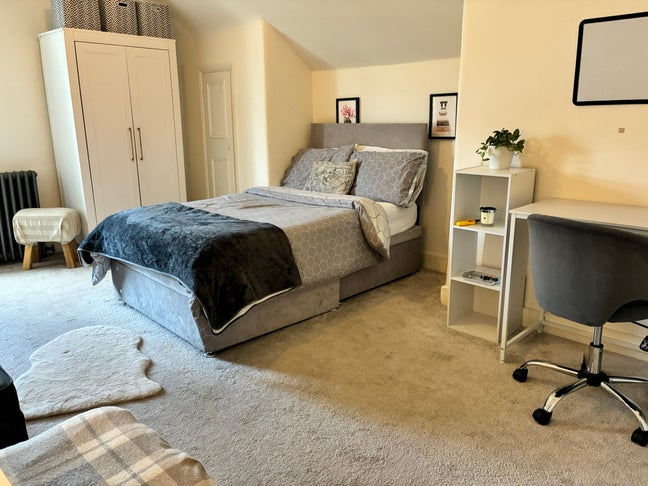 Spacious Double Room with Sea Views – Bills Incl. Main Photo