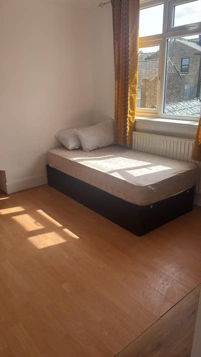 Spacious Room  Available  in  E17  Main Photo