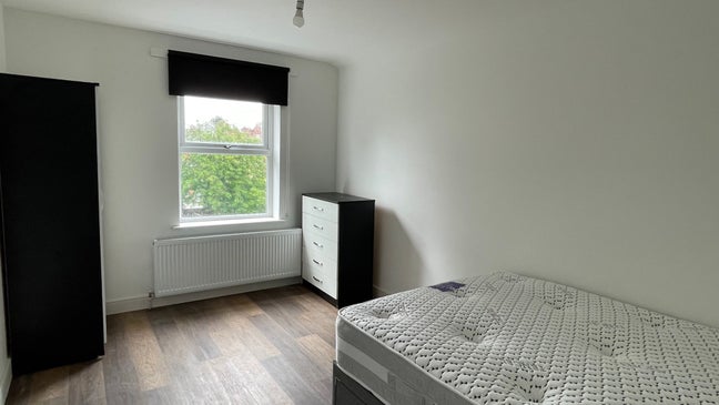 Brand New, Commuter Friendly QE UOB Pro HouseShare Main Photo