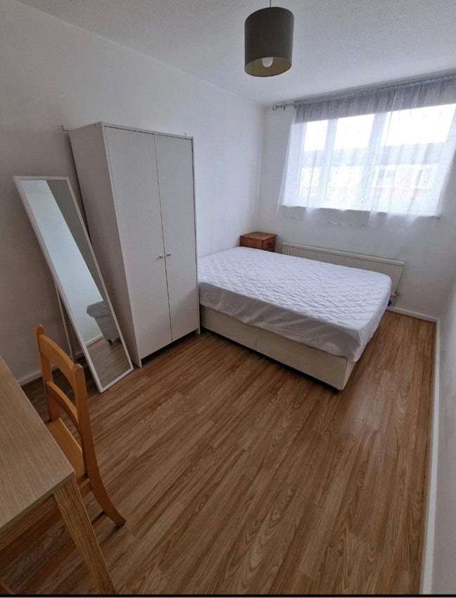 Bright double room in professional flat share Main Photo