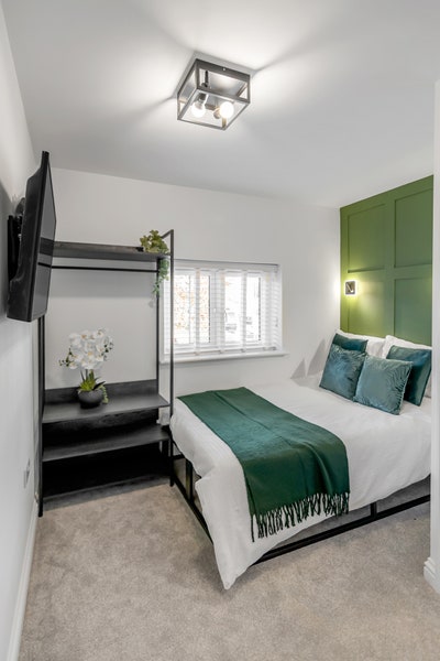 Double Ensuite Bedroom Available.  Main Photo