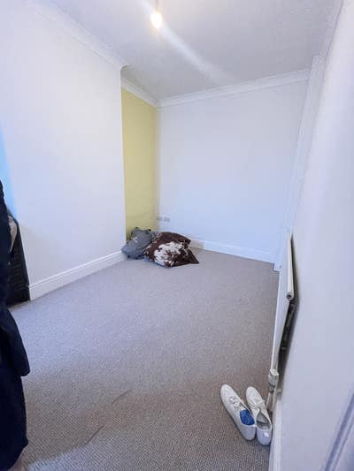One large bed room   in luxury house  Main Photo
