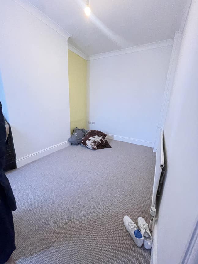 One large bed room   in luxury house  Main Photo