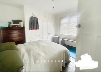 Large double overlooking garden Main Photo