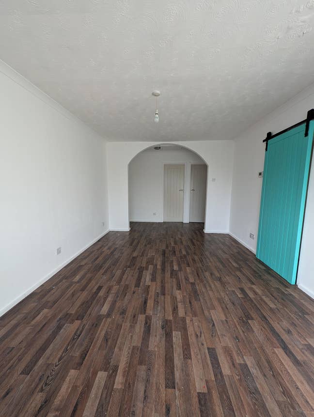 Stunning Newly Renovated 2-Bedroom Flat Available  Main Photo