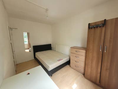 Double Bedroom Located in Mile End E1 Main Photo
