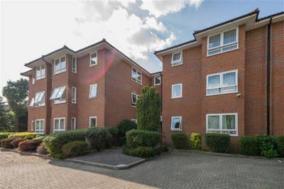 A lovely 1 bedroom flat for Rent in Acton Town. Main Photo