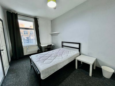Modern Double Room Close to Huddersfield Uni Main Photo
