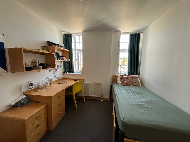 &pound;756/month sunny room in E2 available ASAP Main Photo