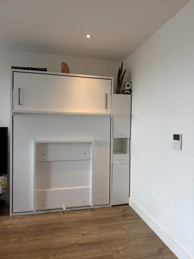 Furnished Studio | Private Balcony | 5 Min to Tube Main Photo