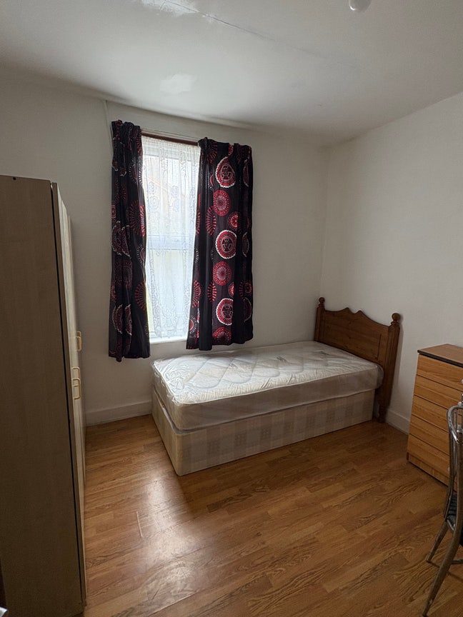 Large room available  Main Photo