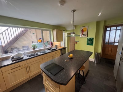 Double room in central Brixham - Official reg HMO Main Photo