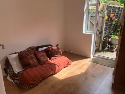 Single room with a futon bed in sporty home  Main Photo