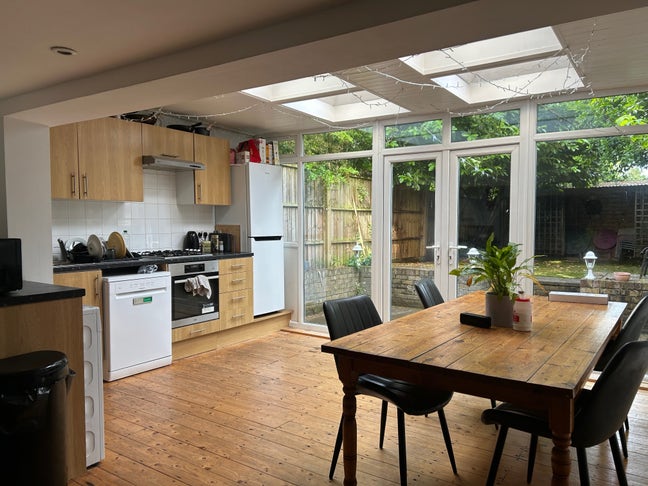 Double Room in Leafy Highgate Main Photo