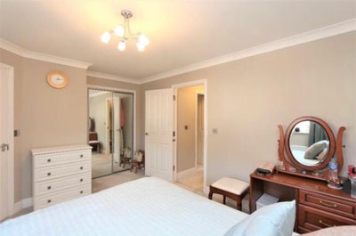 Large En-suite Double Room All bills included IG6  Main Photo