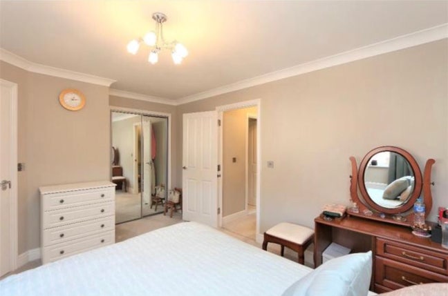Large En-suite Double Room All bills included IG6  Main Photo