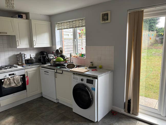 Beautiful 2 rooms in a 3broom flat, in a nice area Main Photo