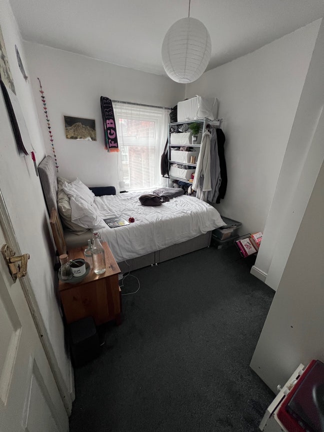Room in 2 bed available Main Photo