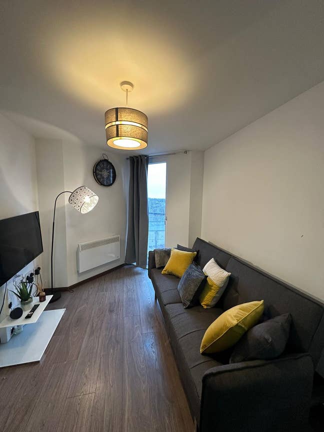 Clean spacious 1BR/JLR/Free parking| long stays Main Photo