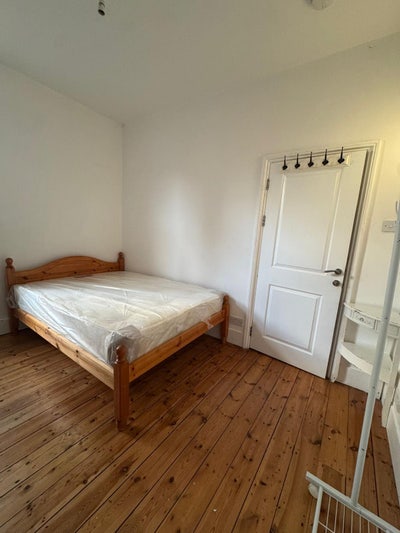 Double bedroom in spacious Victorian terrace Main Photo