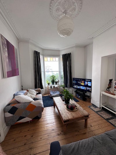 Double bedroom in spacious Victorian terrace Main Photo