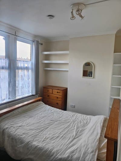 Spacious Furnished Room in Shared House Main Photo