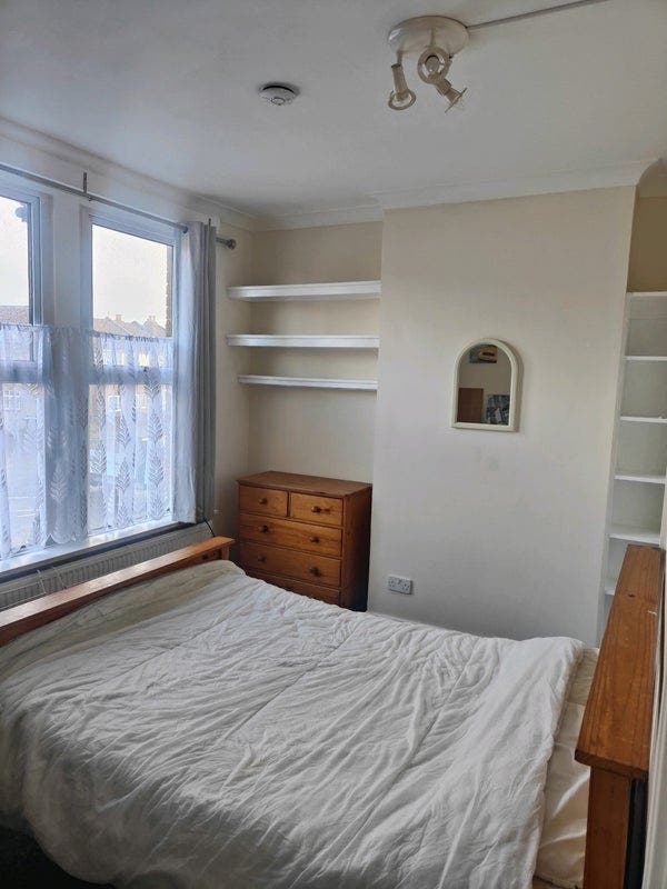 Spacious Furnished Room in Shared House Main Photo