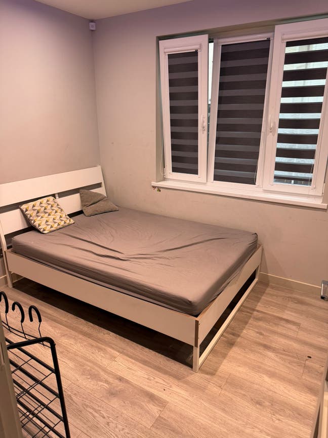 Double bedroom, parking &pound;750 PCM (bills included) Main Photo
