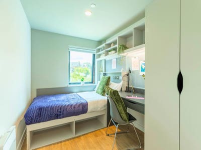 Ensuite near Streatham, Tenancy takeover &pound;255 off Main Photo