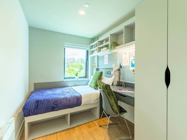 Ensuite near Streatham, Tenancy takeover &pound;255 off Main Photo
