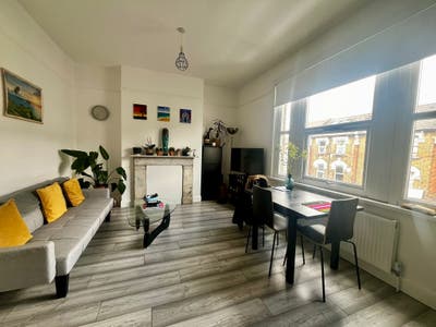 Spacious and bright room available in a 2 bed flat Main Photo